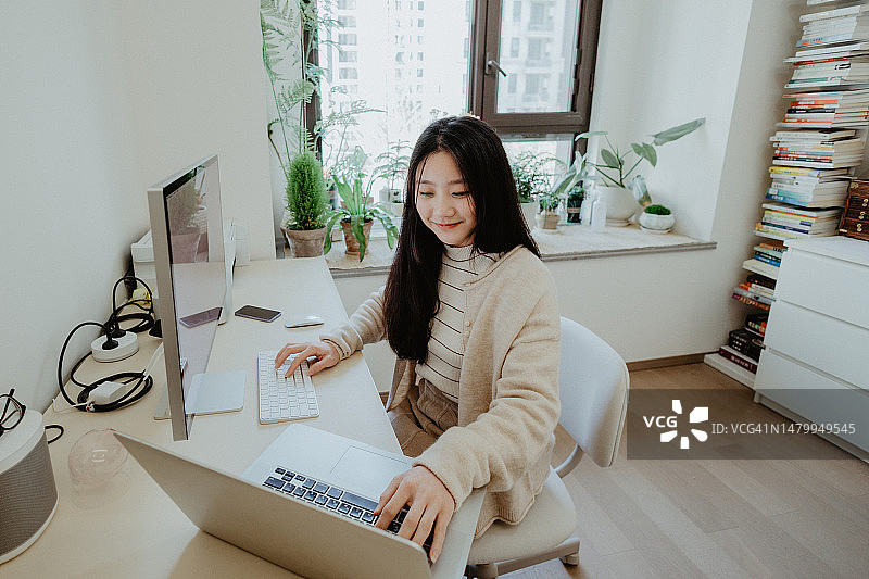 亚洲女商人在家中办公室使用电脑图片素材