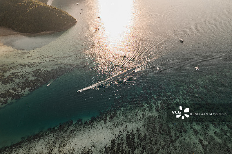 日落时分快艇返回码头的航拍图片素材