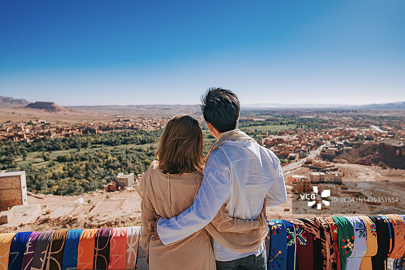 中国游客情侣在摩洛哥廷吉尔高处山坡欣赏风景图片素材