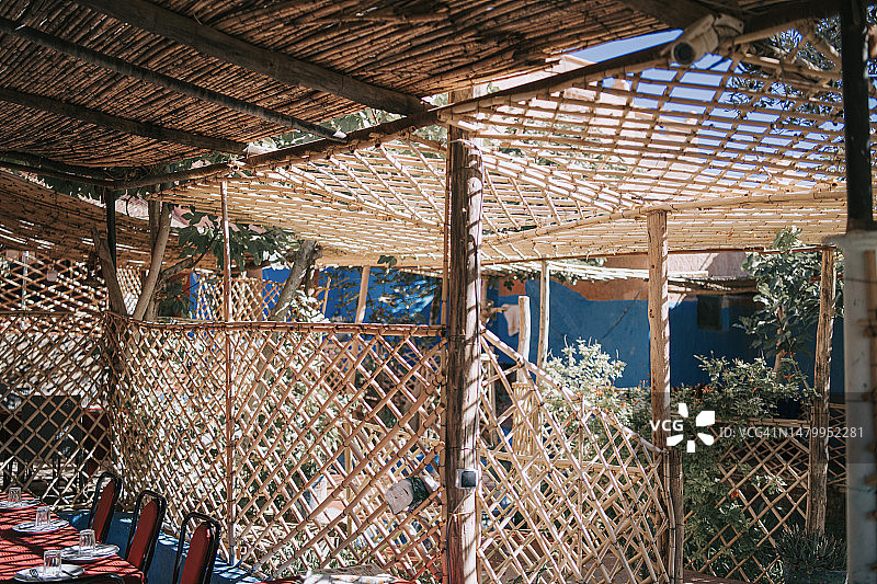 摩洛哥廷吉尔的户外庭院餐厅图片素材