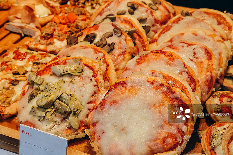 传统意大利街头小吃披萨：番茄马苏里拉奶酪蔬菜披萨，搭配意大利香肠和香蒜酱图片素材