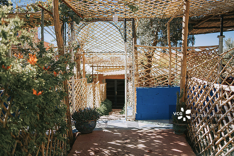 摩洛哥廷吉尔的户外庭院餐厅图片素材