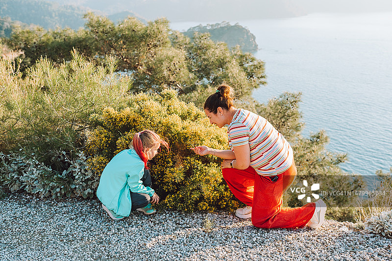 自然之美：母女在海边乡村探索图片素材