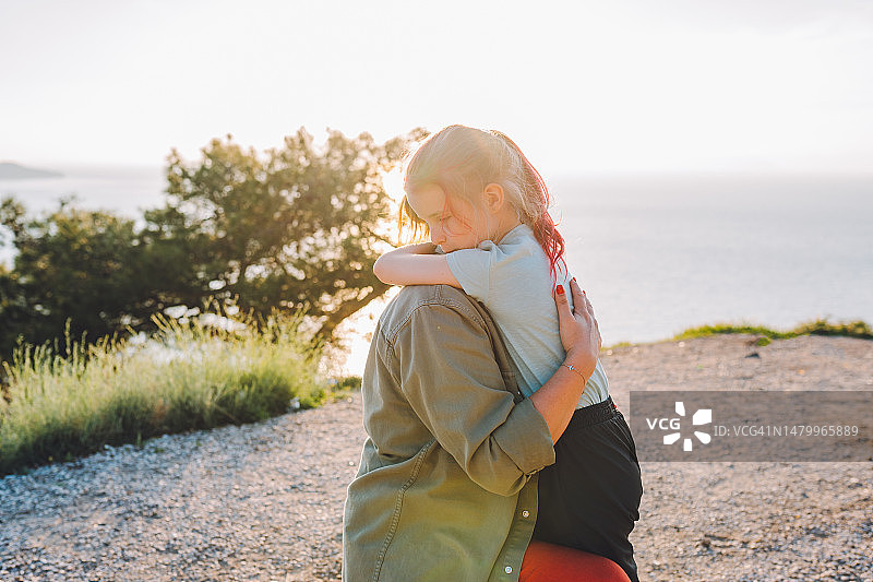 山间母女温情拥抱图片素材