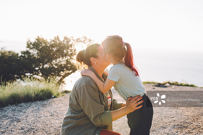 山区度假，母女温馨旅行时光图片素材