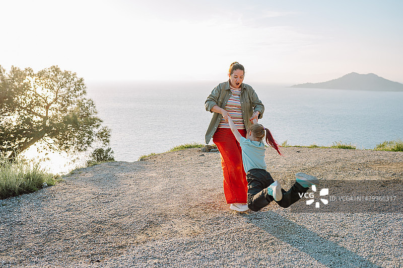 母女山区探险的回忆图片素材