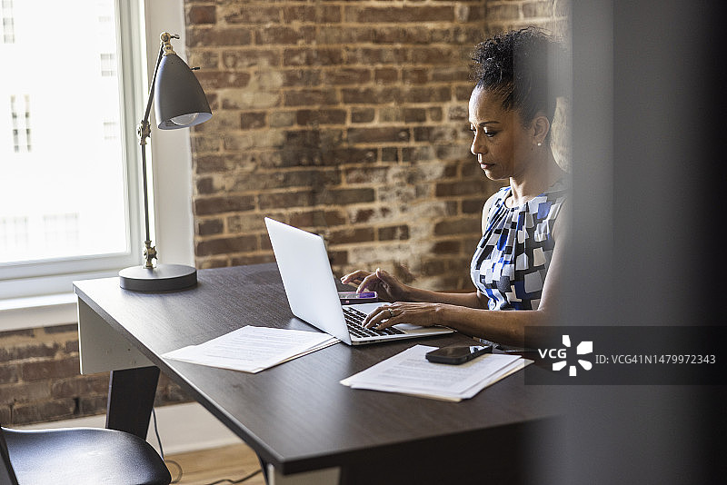 女商人在现代办公室办公图片素材