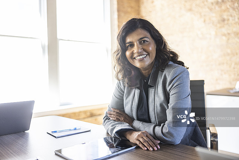 在现代会议室中的女商人肖像图片素材