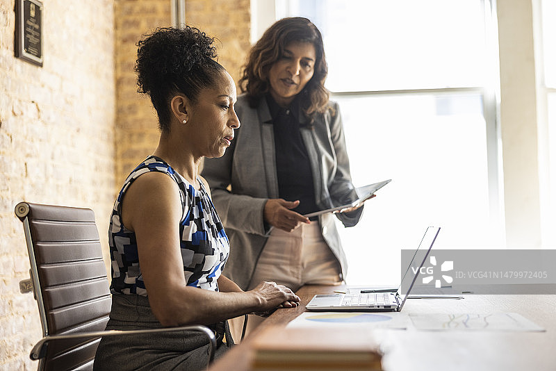 现代办公室中合作的女同事们图片素材