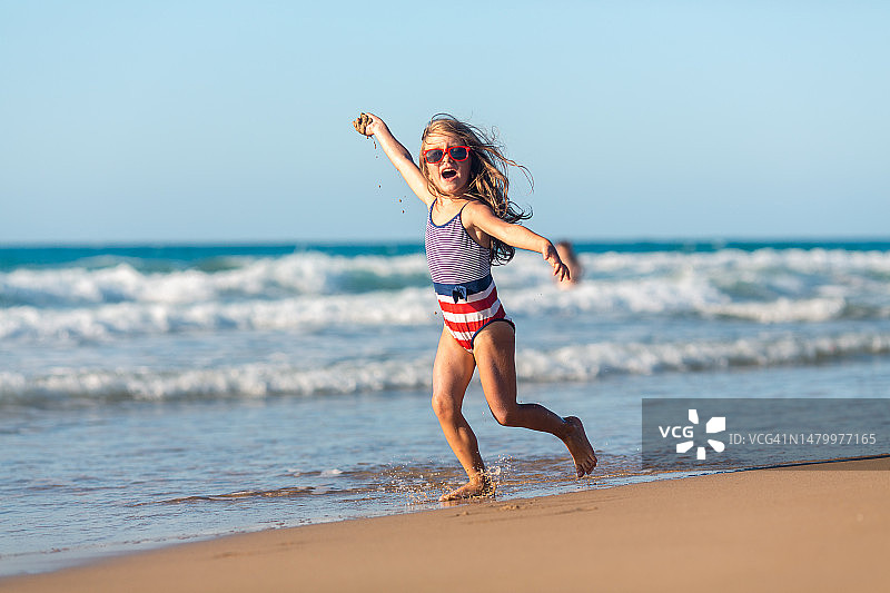 小女孩在海滩上享受夏天图片素材