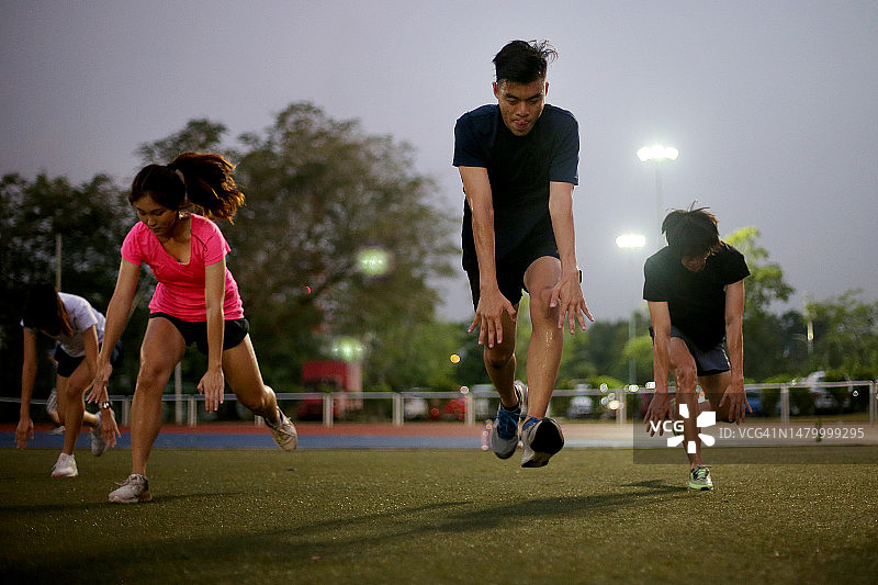 夜间户外健身图片素材