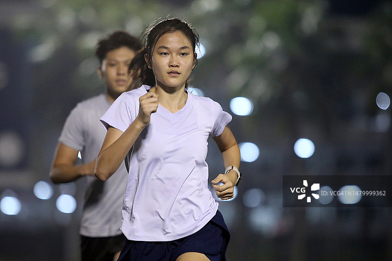 夜间户外健身图片素材