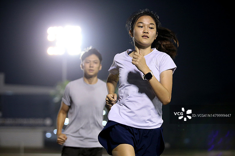夜间户外健身图片素材