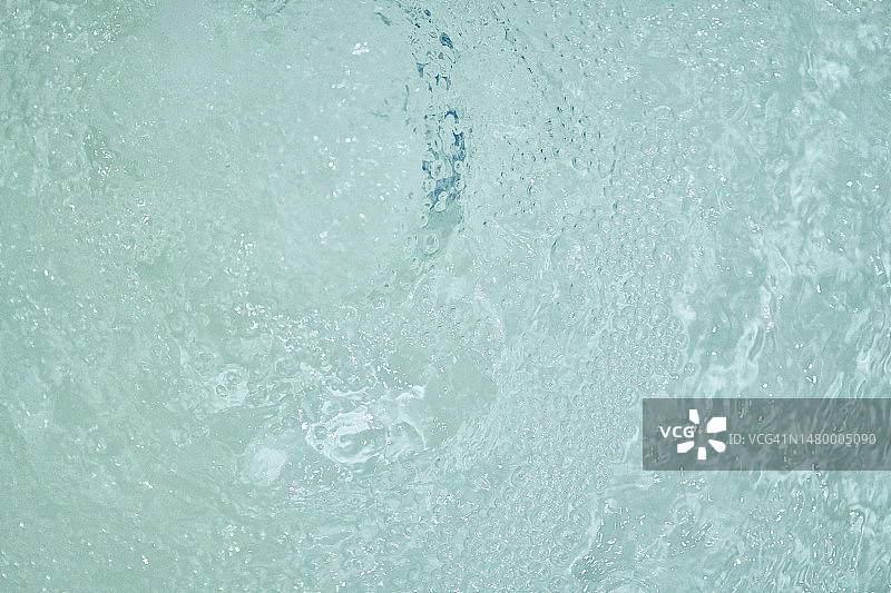 蓝色背景下水中的气泡图片素材