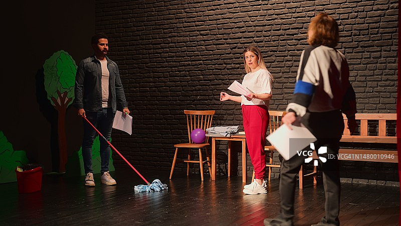 在舞台上排练的戏剧演员图片素材
