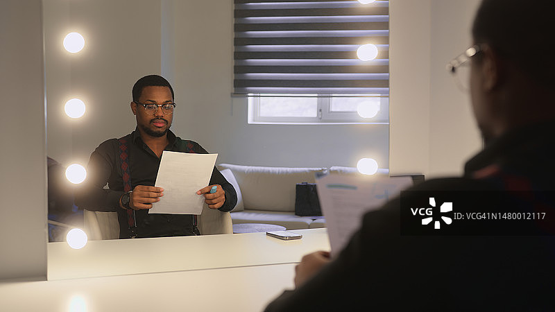 演员在后台更衣室准备图片素材