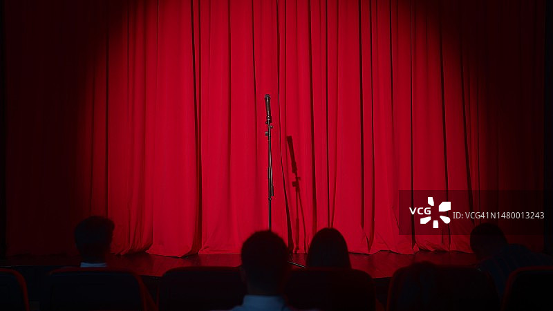 红色剧院幕布与坐在座位上的剪影图片素材