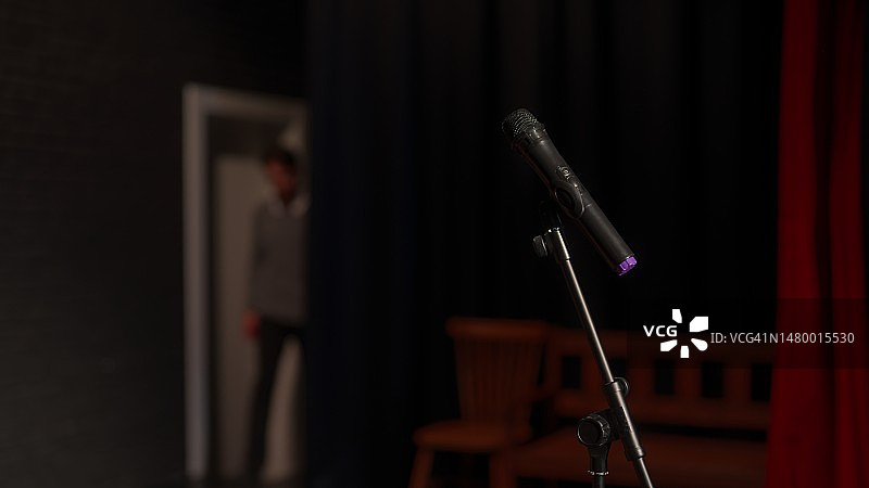 舞台上的麦克风支架和喜剧演员图片素材