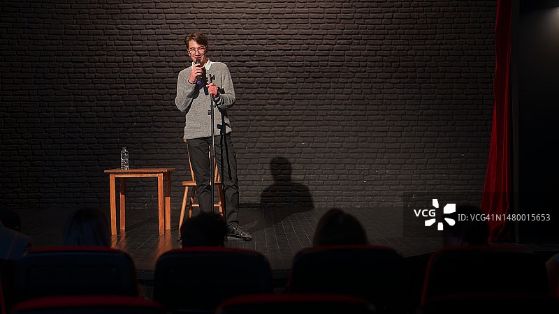 在舞台上演讲的男脱口秀演员图片素材