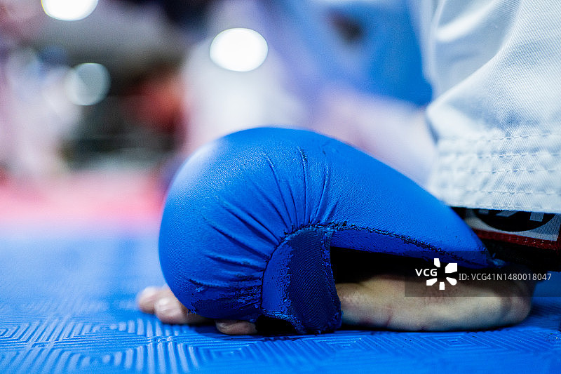 空手道课程中戴着空手道手套的手部特写图片素材