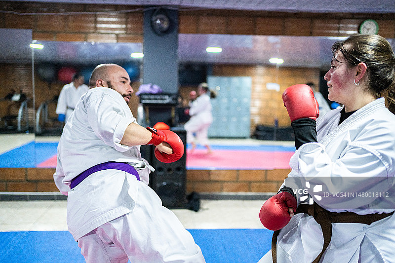 空手道课堂：空手道学生正在训练图片素材