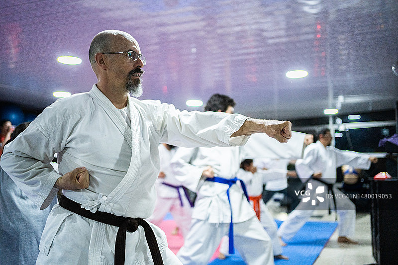 中年男人在空手道课上出拳图片素材
