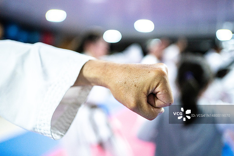 空手道课上，手在空中挥拳的特写镜头图片素材