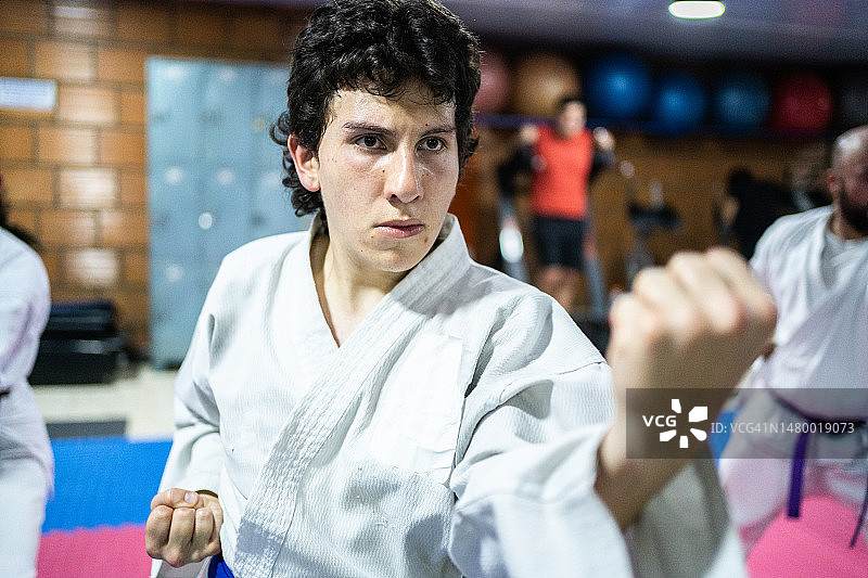 参加空手道课程的年轻男人图片素材