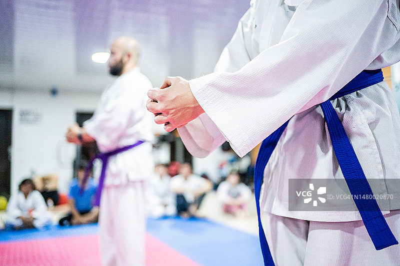 空手道课堂：学生练习图片素材