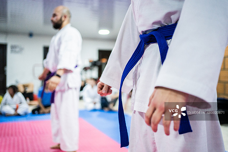 空手道课堂：学生练习图片素材