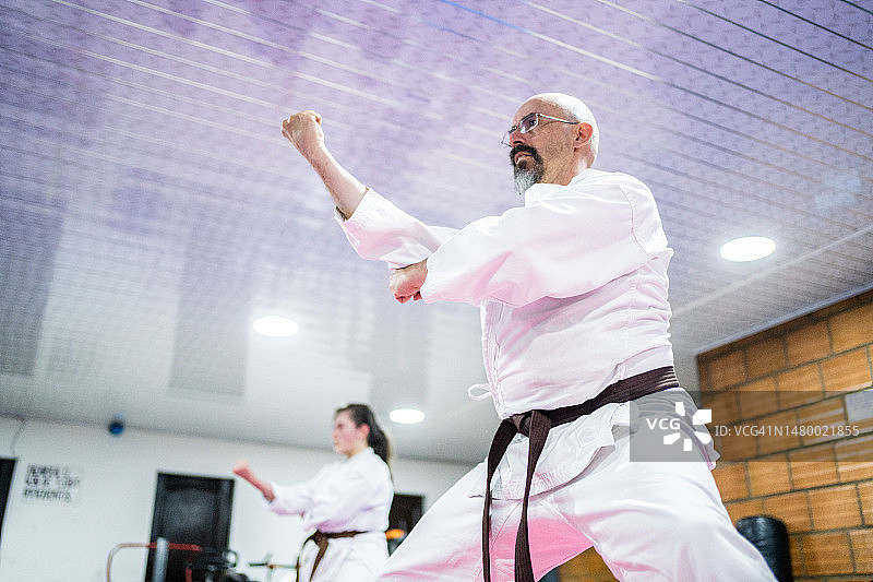 中年男人在空手道课上练习图片素材