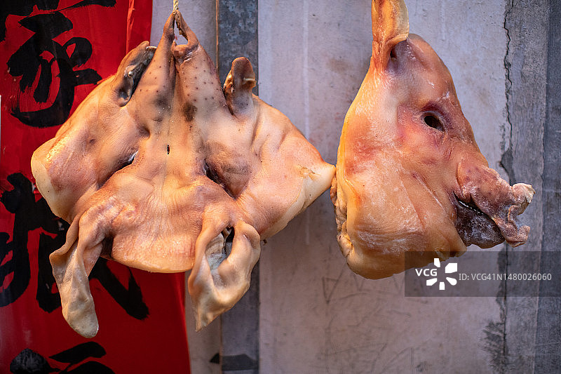 悬挂腌制猪头图片素材