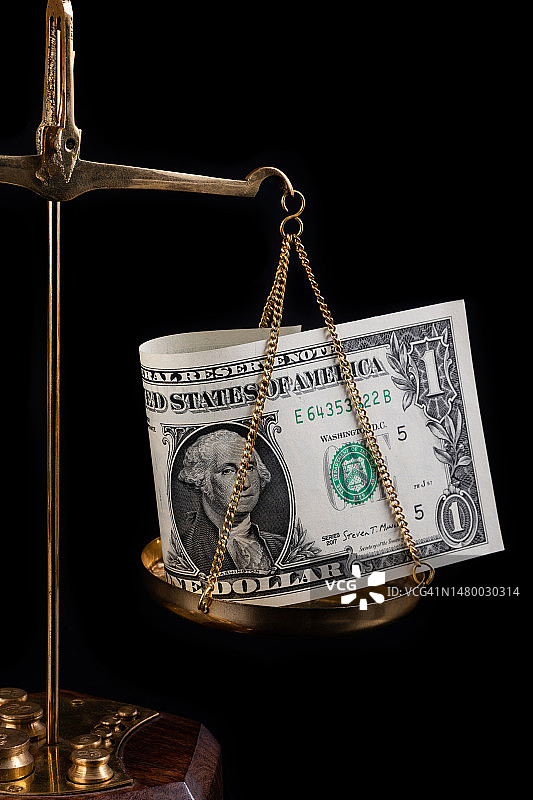 天平上的一美元纸币图片素材