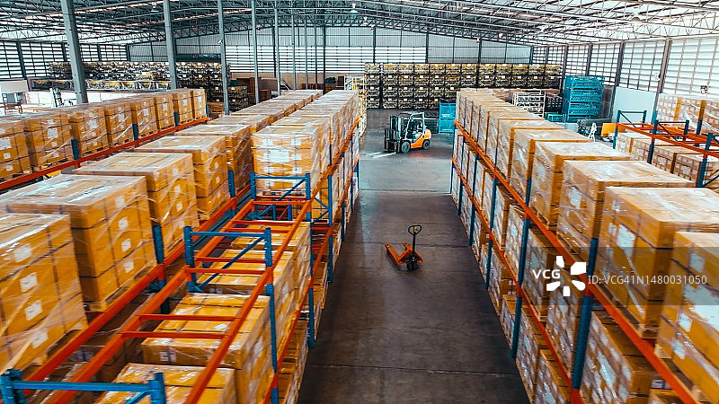 工厂仓库货架上的商品包装，高角度拍摄。物流行业业务，工业职业，工厂工作环境概念图片素材