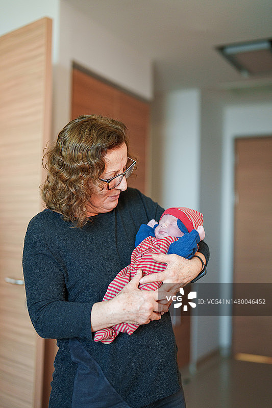 祖父母抱着新生婴儿图片素材