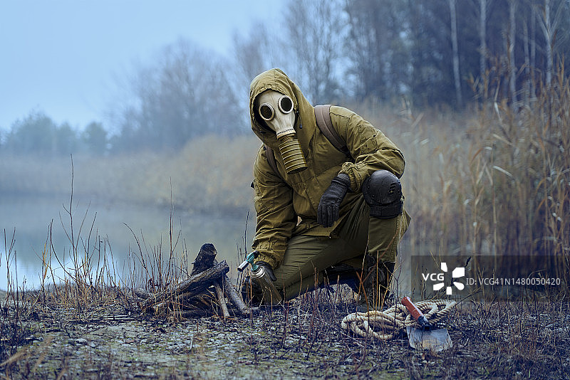 戴防毒面具的男子在化学污染环境中生存图片素材