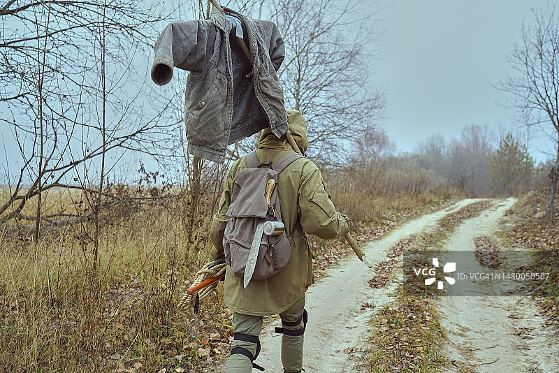 戴防毒面具的男子在化学污染环境中生存图片素材