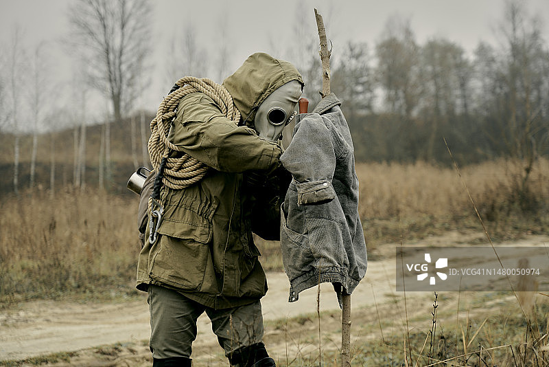 戴防毒面具的男子在化学污染环境中生存图片素材