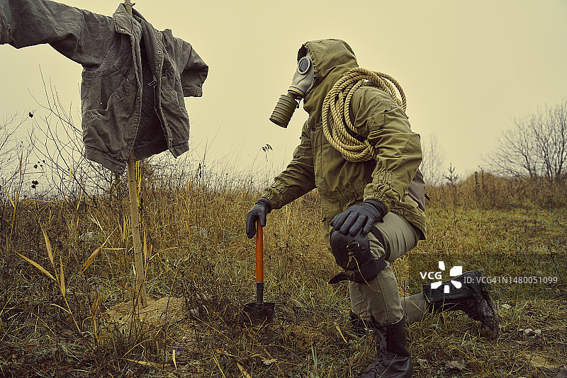 戴防毒面具的男子在化学污染环境中生存图片素材