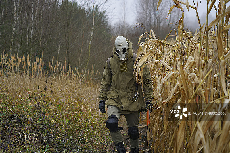 戴防毒面具的男子在化学污染环境中生存图片素材