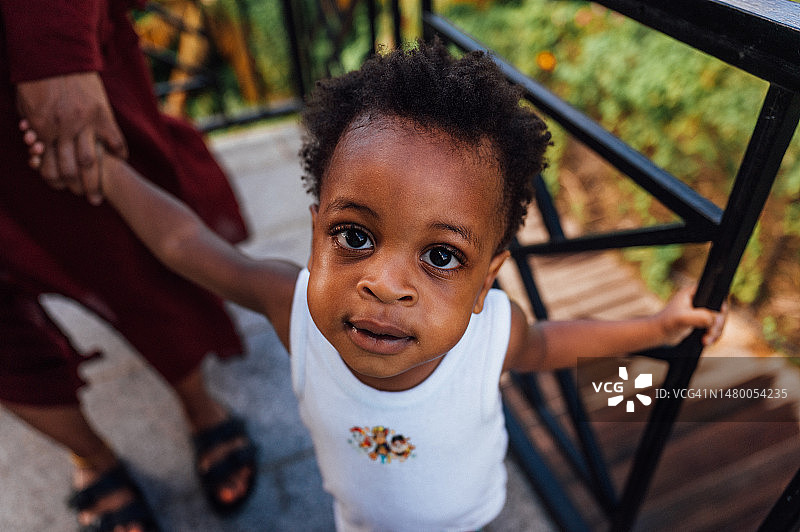 牵着奶奶的手，直视镜头的年轻男孩图片素材