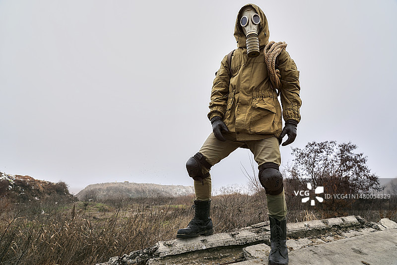 戴防毒面具的男子在化学污染环境中生存图片素材