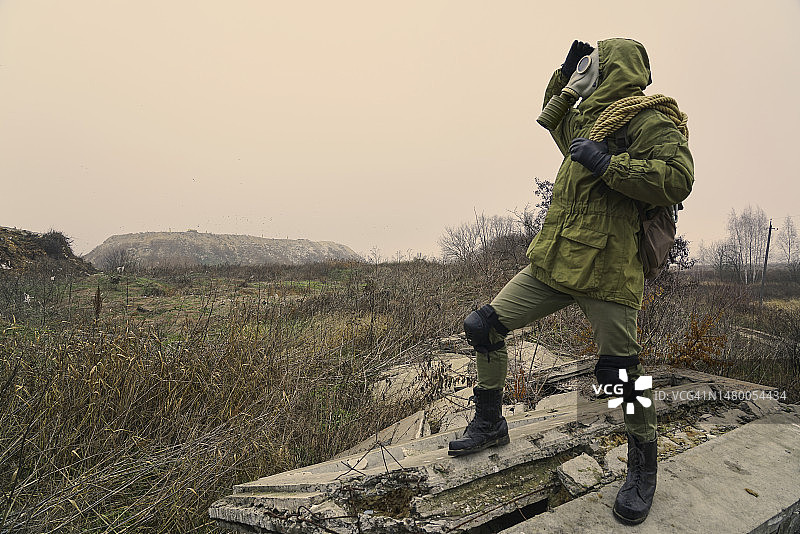 戴防毒面具的男子在化学污染环境中生存图片素材