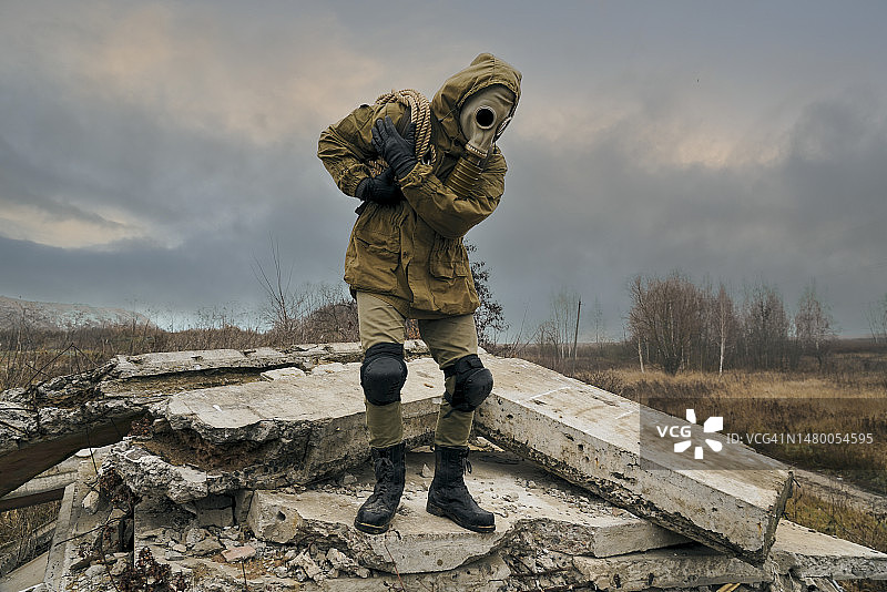 戴防毒面具的男子在化学污染环境中生存图片素材