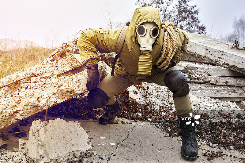 戴防毒面具的男子在化学污染环境中生存图片素材