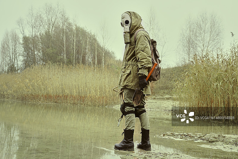 戴防毒面具的男子在化学污染环境中生存图片素材