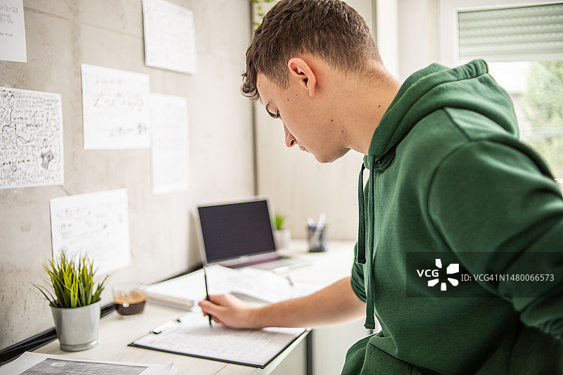 少年学生坐在书房里准备考试图片素材