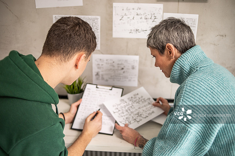 母亲辅导青少年学生学习图片素材