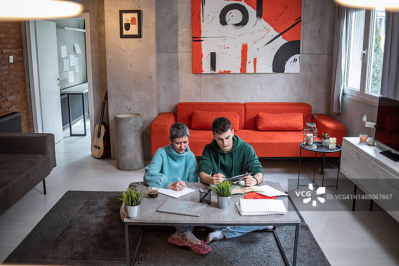 母亲辅导青少年学生学习图片素材