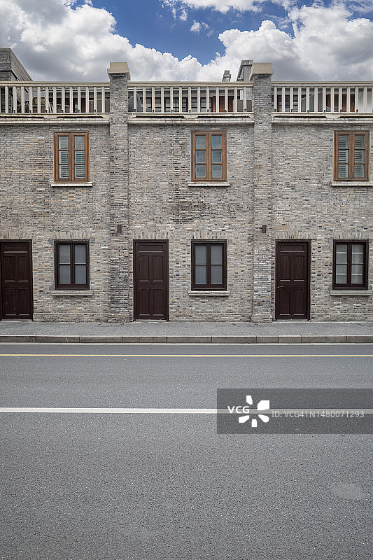 蓝天白云下的中国传统砖房图片素材